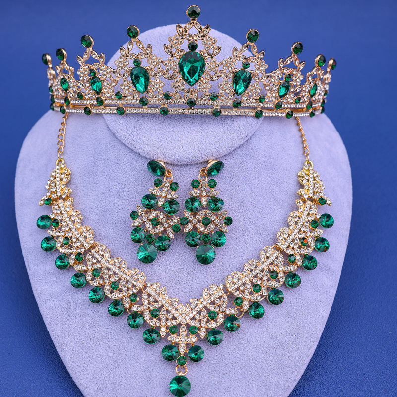 Jaunavedžių kristalų papuošalų rinkinys: plaukų aksesuarai, auskarai ir kaklo papuošalas standartinėje elektroplatinėje grandinėje; pakabuko medžiaga – kristalas.