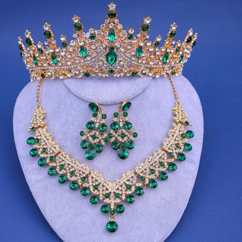 Jaunavedžių kristalų papuošalų rinkinys: plaukų aksesuarai, auskarai ir kaklo papuošalas standartinėje elektroplatinėje grandinėje; pakabuko medžiaga – kristalas.