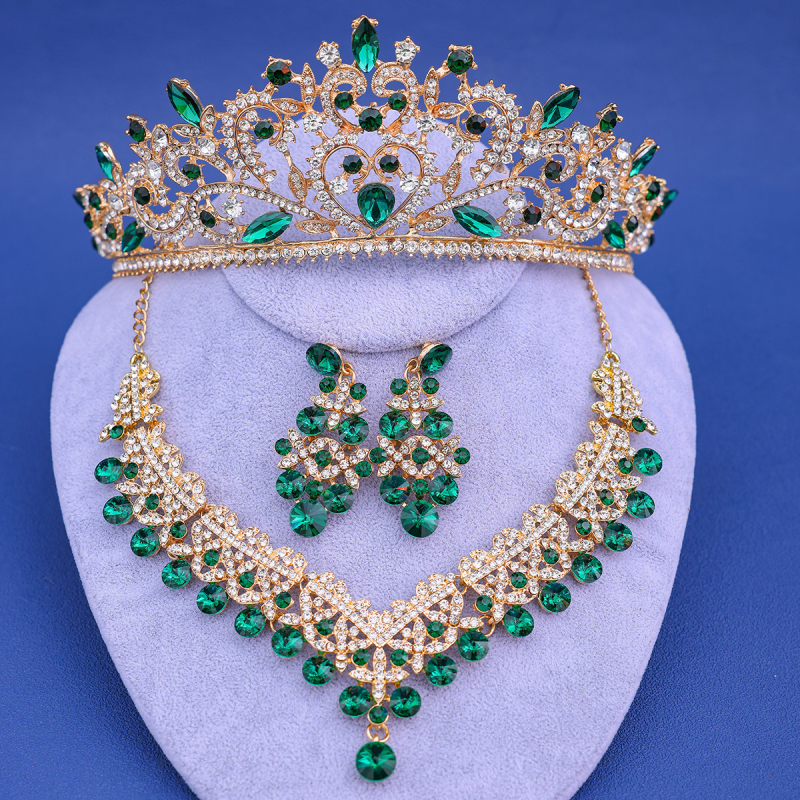 Jaunavedžių kristalų papuošalų rinkinys: plaukų aksesuarai, auskarai ir kaklo papuošalas standartinėje elektroplatinėje grandinėje; pakabuko medžiaga – kristalas.