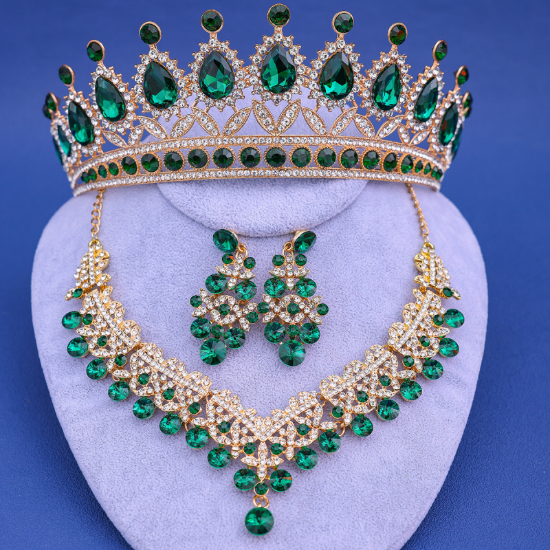 Jaunavedžių kristalų papuošalų rinkinys: plaukų aksesuarai, auskarai ir kaklo papuošalas standartinėje elektroplatinėje grandinėje; pakabuko medžiaga – kristalas.