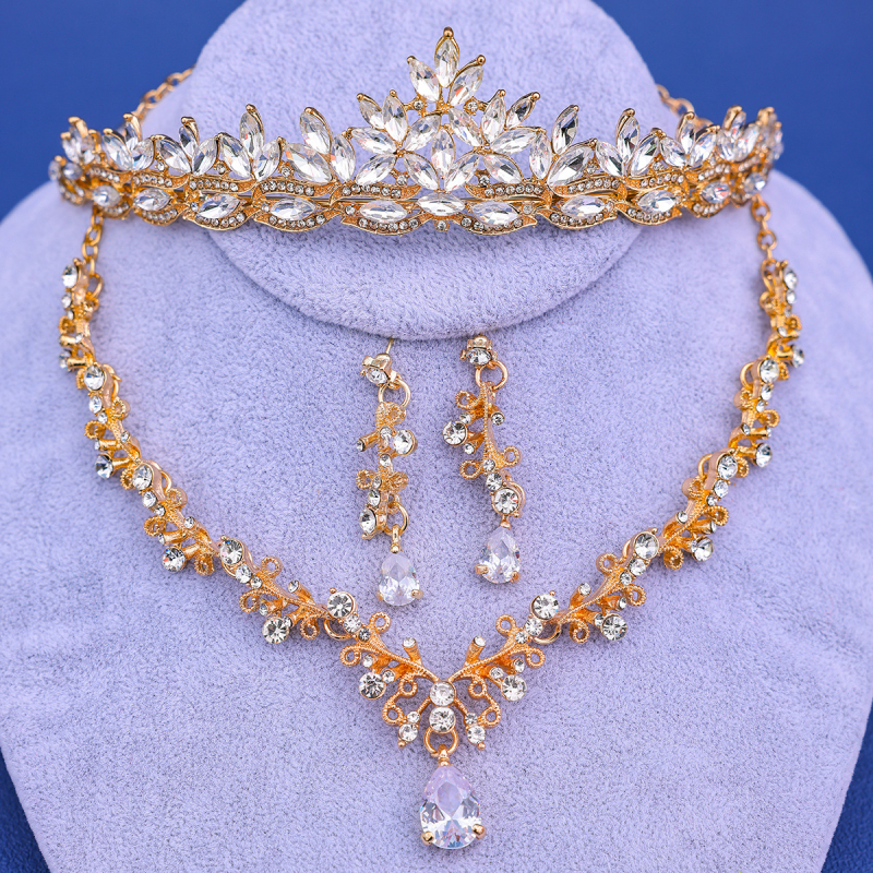 Jaunavedžių kristalų papuošalų rinkinys: plaukų aksesuarai, auskarai ir kaklo papuošalas standartinėje elektroplatinėje grandinėje; pakabuko medžiaga – kristalas.