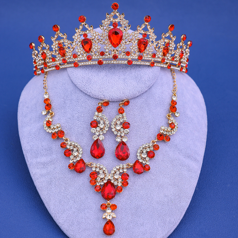 Jaunavedžių kristalų papuošalų rinkinys: plaukų aksesuarai, auskarai ir kaklo papuošalas standartinėje elektroplatinėje grandinėje; pakabuko medžiaga – kristalas.