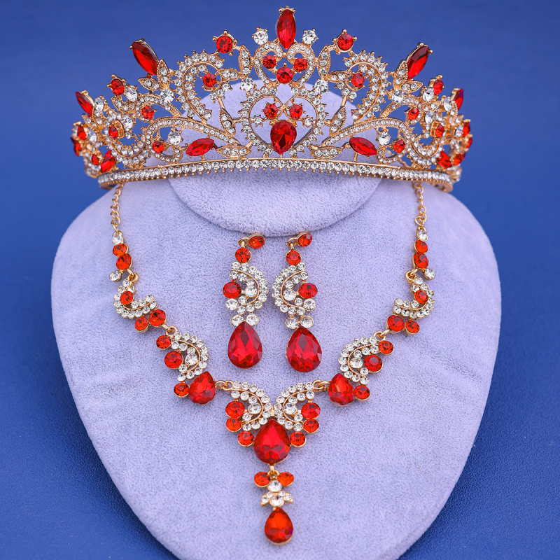 Jaunavedžių kristalų papuošalų rinkinys: plaukų aksesuarai, auskarai ir kaklo papuošalas standartinėje elektroplatinėje grandinėje; pakabuko medžiaga – kristalas.