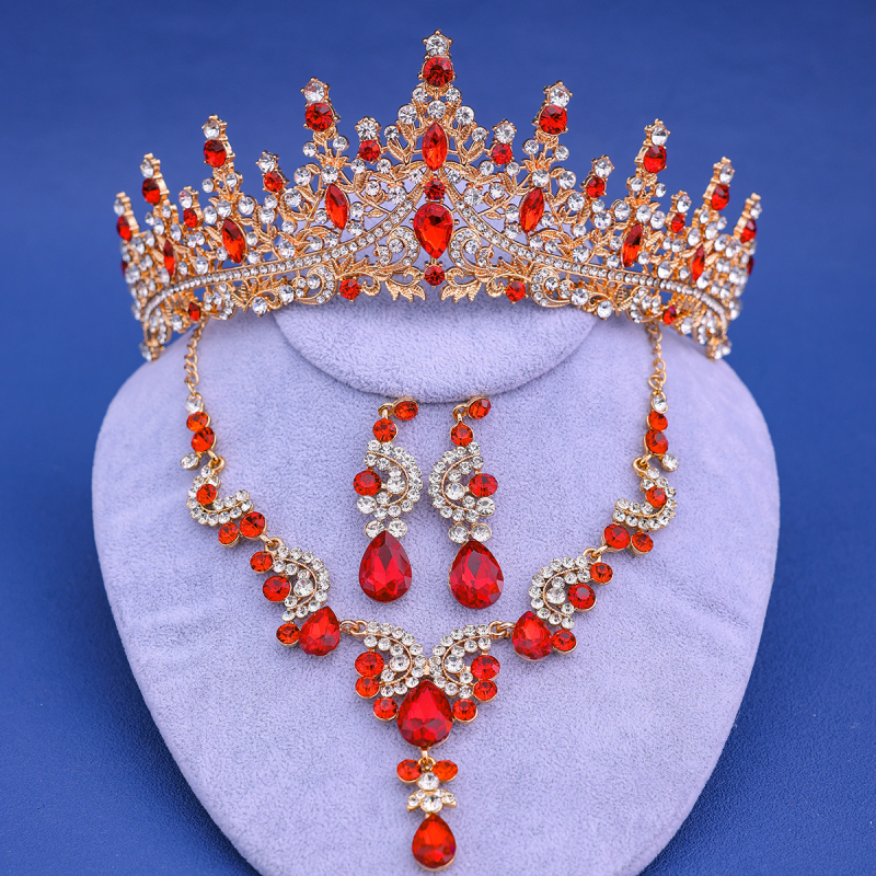 Jaunavedžių kristalų papuošalų rinkinys: plaukų aksesuarai, auskarai ir kaklo papuošalas standartinėje elektroplatinėje grandinėje; pakabuko medžiaga – kristalas.