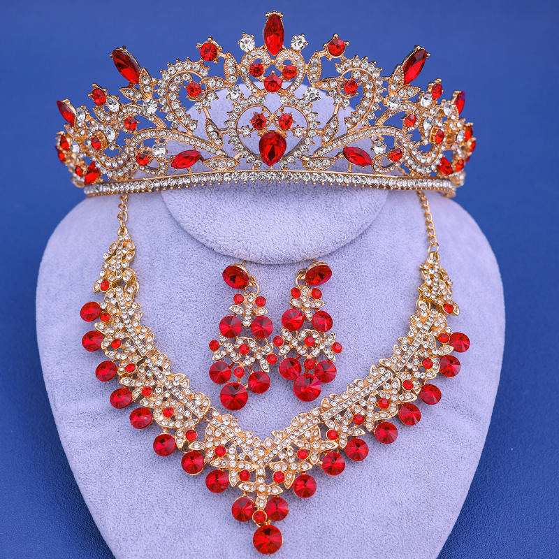 Jaunavedžių kristalų papuošalų rinkinys: plaukų aksesuarai, auskarai ir kaklo papuošalas standartinėje elektroplatinėje grandinėje; pakabuko medžiaga – kristalas.