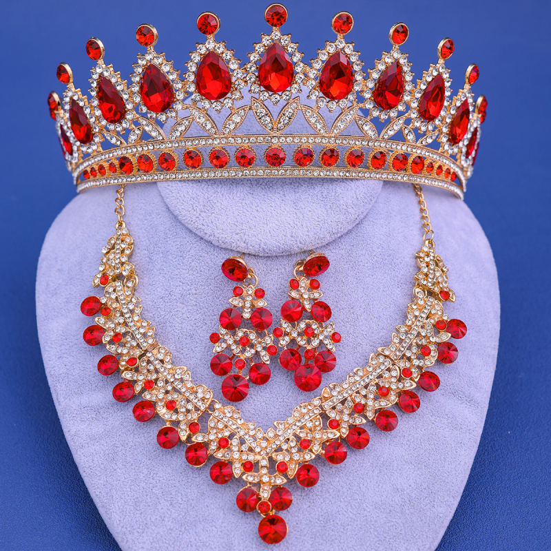 Jaunavedžių kristalų papuošalų rinkinys: plaukų aksesuarai, auskarai ir kaklo papuošalas standartinėje elektroplatinėje grandinėje; pakabuko medžiaga – kristalas.