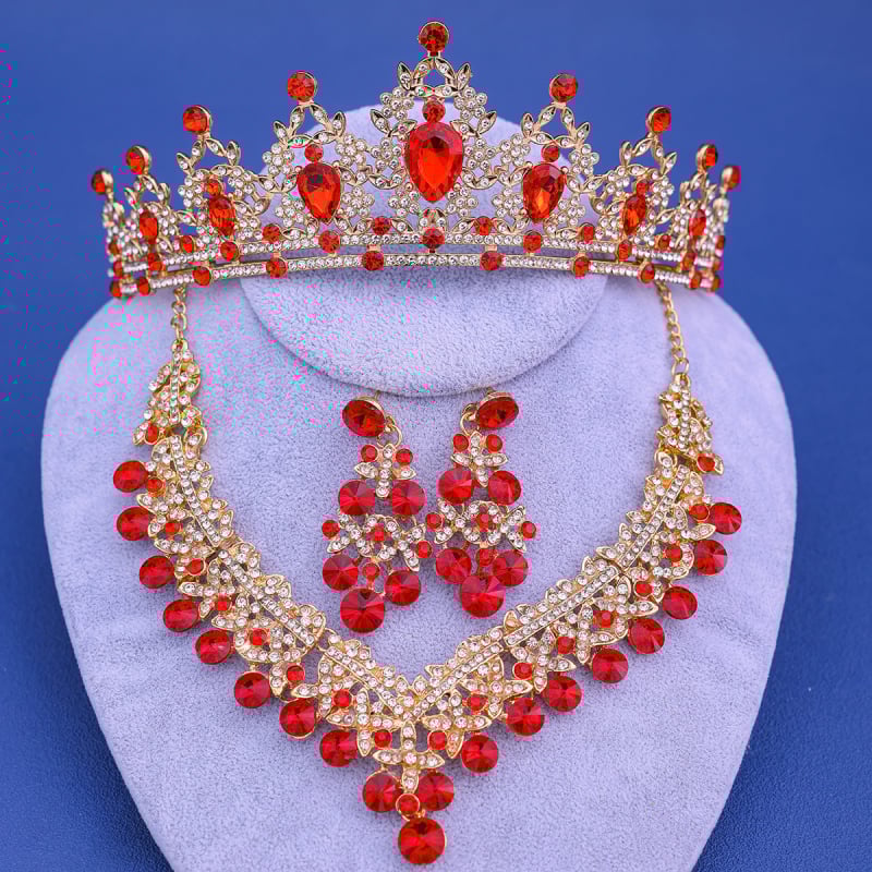 Jaunavedžių kristalų papuošalų rinkinys: plaukų aksesuarai, auskarai ir kaklo papuošalas standartinėje elektroplatinėje grandinėje; pakabuko medžiaga – kristalas.