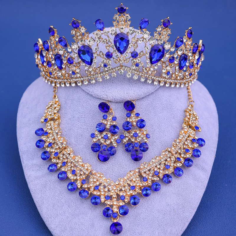 Jaunavedžių kristalų papuošalų rinkinys: plaukų aksesuarai, auskarai ir kaklo papuošalas standartinėje elektroplatinėje grandinėje; pakabuko medžiaga – kristalas.