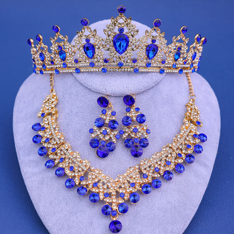 Jaunavedžių kristalų papuošalų rinkinys: plaukų aksesuarai, auskarai ir kaklo papuošalas standartinėje elektroplatinėje grandinėje; pakabuko medžiaga – kristalas.