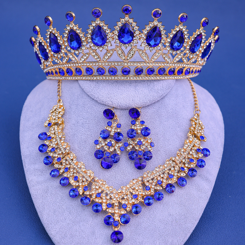 Jaunavedžių kristalų papuošalų rinkinys: plaukų aksesuarai, auskarai ir kaklo papuošalas standartinėje elektroplatinėje grandinėje; pakabuko medžiaga – kristalas.