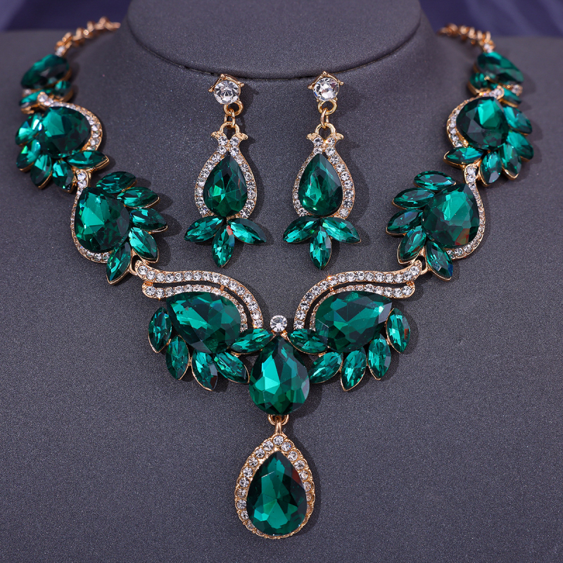 Jaunavedžių kristalų papuošalų rinkinys: plaukų aksesuarai, auskarai ir kaklo papuošalas standartinėje elektroplatinėje grandinėje; pakabuko medžiaga – kristalas.