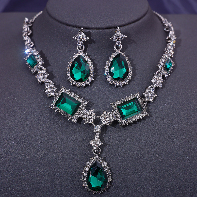 Jaunavedžių kristalų papuošalų rinkinys: plaukų aksesuarai, auskarai ir kaklo papuošalas standartinėje elektroplatinėje grandinėje; pakabuko medžiaga – kristalas.