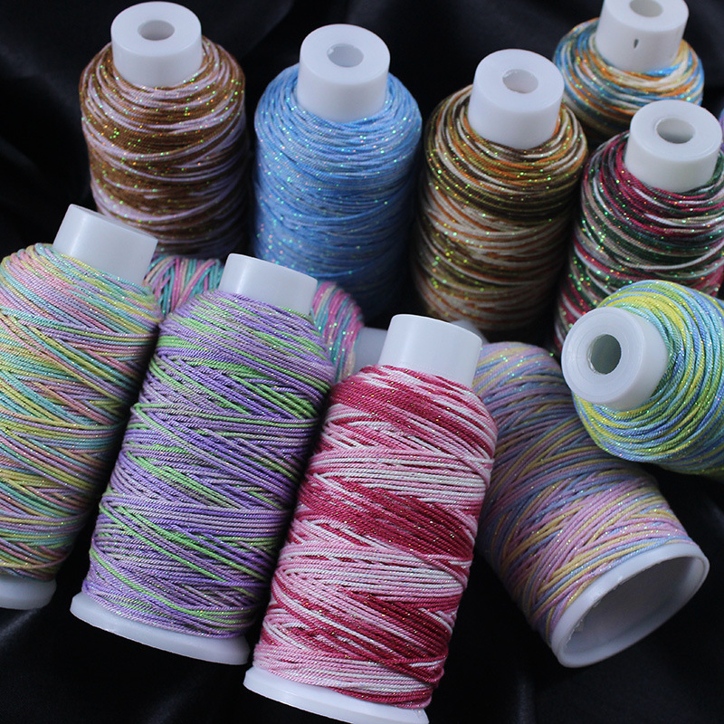 Gradientiškai dažytas medvilninis siūlas su auksine siūle, rankomis mezgta DIY papuošalų virvė (Medžiaga: medvilninis siūlas + poliesteris + auksinė siūlė; Apdorojimo technologija: rankų mezgimas; Kilmė: Jinhua; Stilius: originalus dizainas)