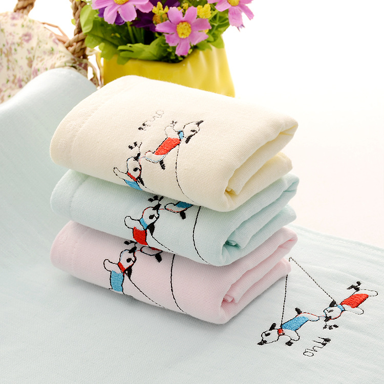 Kūdikio medvilninis rankšluostis siuvinėjimu ir spauda; kūdikių veido rankšluostis; Medžiaga: medvilnė; Procesai: siuvinėjimas, spauda; Svoris: <50 g; Pagrindinė auditorija: kūdikis