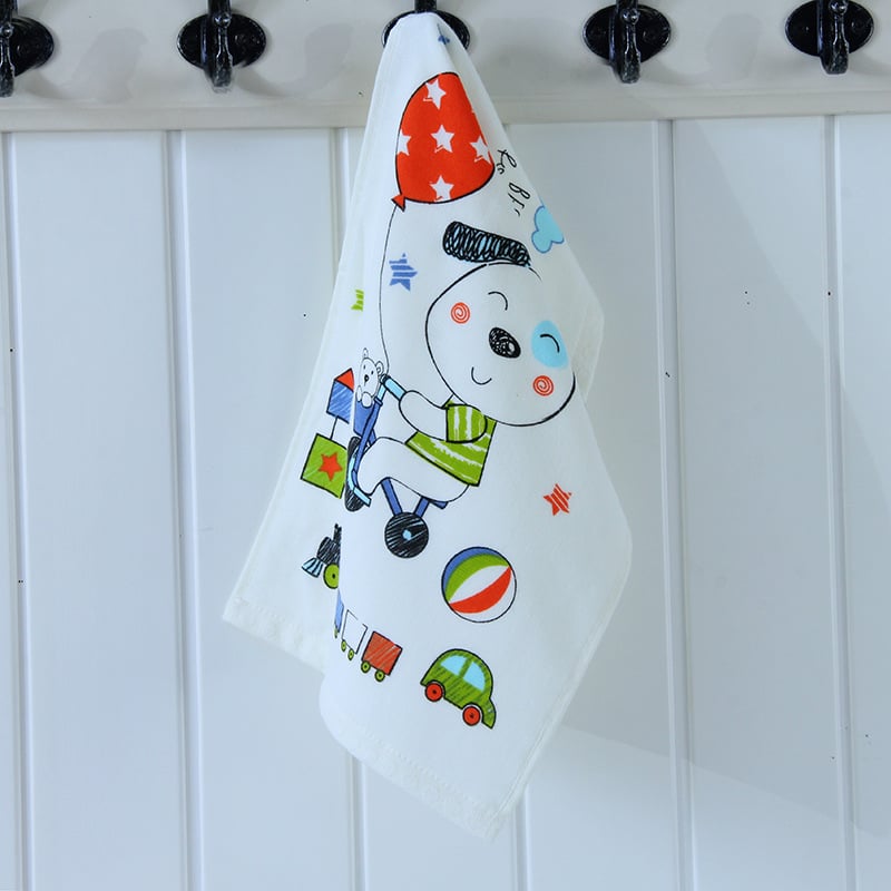 Kūdikio medvilninis rankšluostis siuvinėjimu ir spauda; kūdikių veido rankšluostis; Medžiaga: medvilnė; Procesai: siuvinėjimas, spauda; Svoris: <50 g; Pagrindinė auditorija: kūdikis