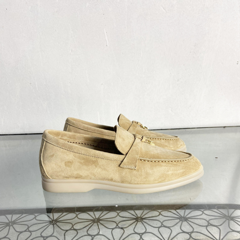 Universālie slip-on loaferi no suēda, aitādas iekšējā odere, gumijas zole, apaļa purns