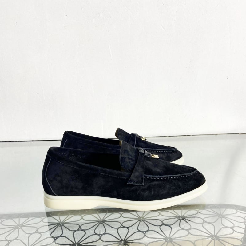 Universālie slip-on loaferi no suēda, aitādas iekšējā odere, gumijas zole, apaļa purns