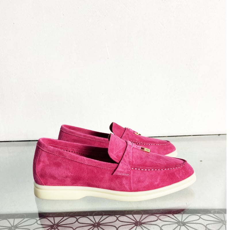 Universālie slip-on loaferi no suēda, aitādas iekšējā odere, gumijas zole, apaļa purns