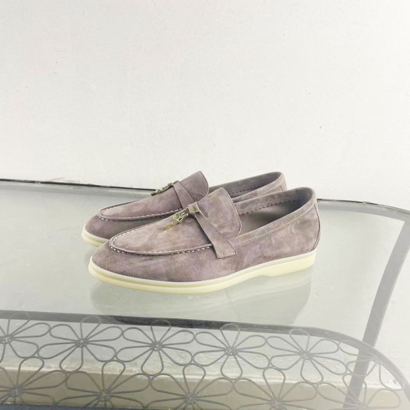 Universālie slip-on loaferi no suēda, aitādas iekšējā odere, gumijas zole, apaļa purns