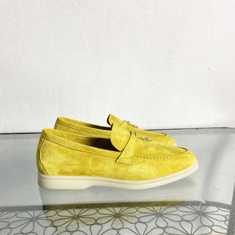 Universālie slip-on loaferi no suēda, aitādas iekšējā odere, gumijas zole, apaļa purns