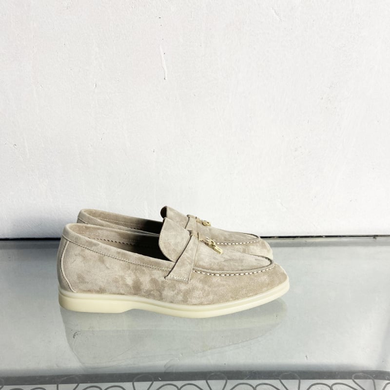 Universālie slip-on loaferi no suēda, aitādas iekšējā odere, gumijas zole, apaļa purns