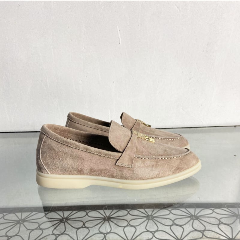 Universālie slip-on loaferi no suēda, aitādas iekšējā odere, gumijas zole, apaļa purns