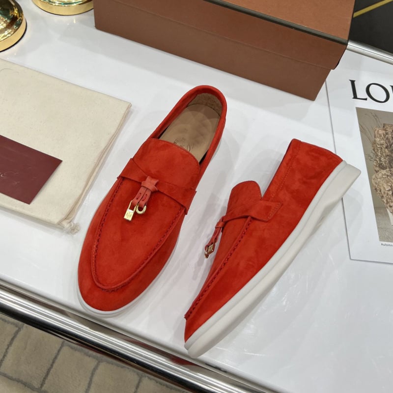 Universālie slip-on loaferi no suēda, aitādas iekšējā odere, gumijas zole, apaļa purns
