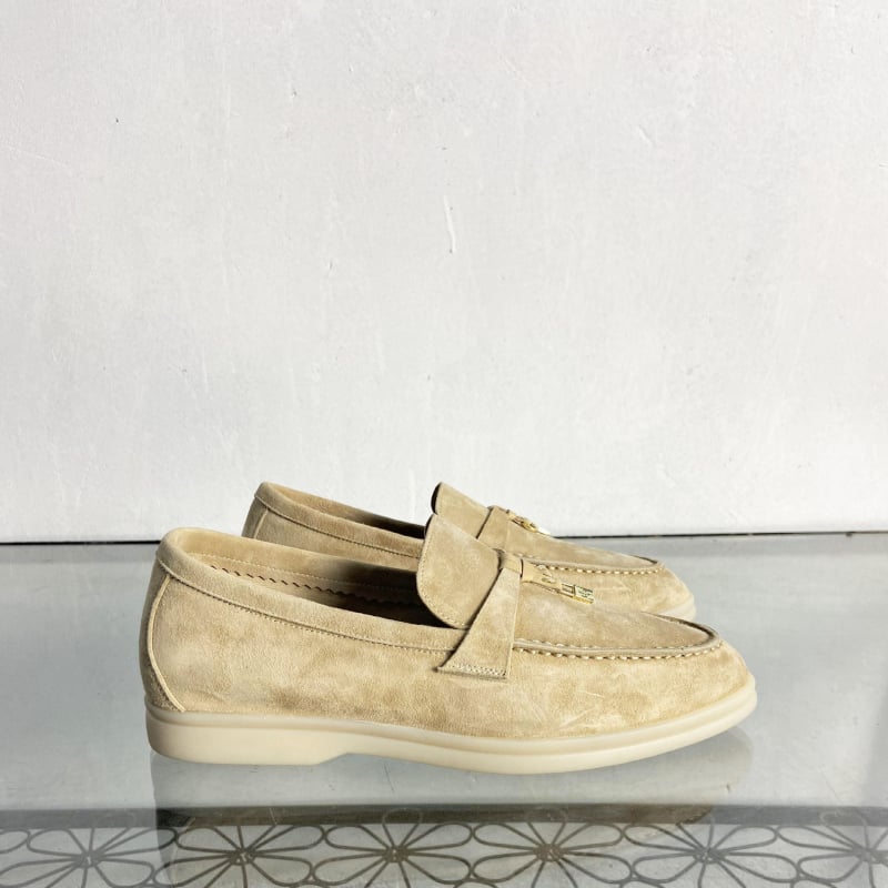 Universālie slip-on loaferi no suēda, aitādas iekšējā odere, gumijas zole, apaļa purns