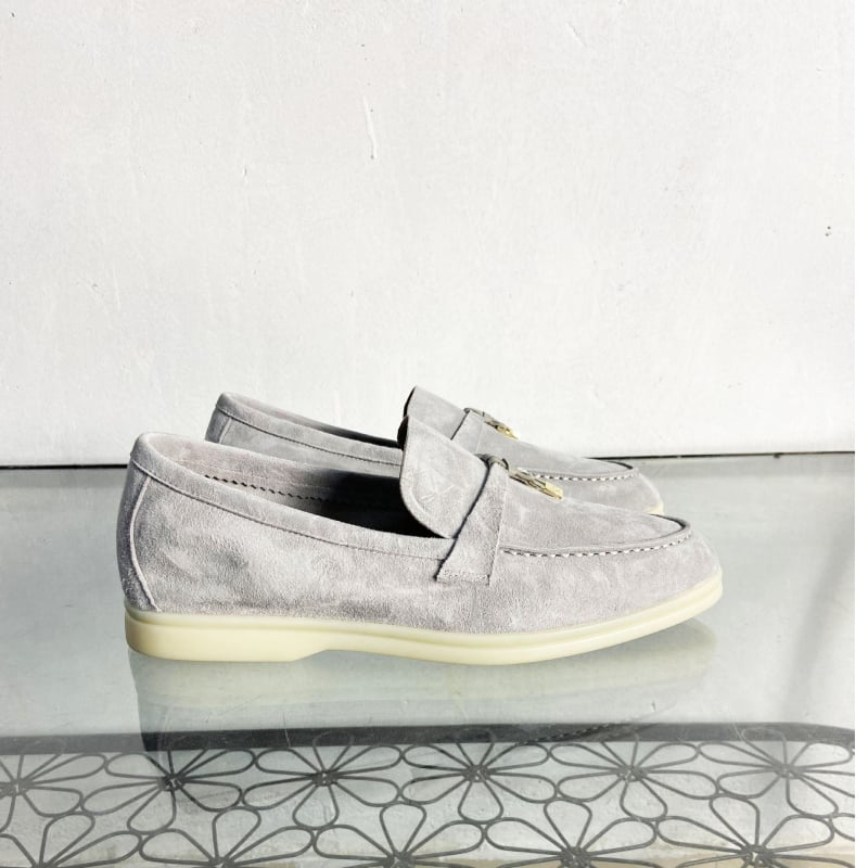 Universālie slip-on loaferi no suēda, aitādas iekšējā odere, gumijas zole, apaļa purns