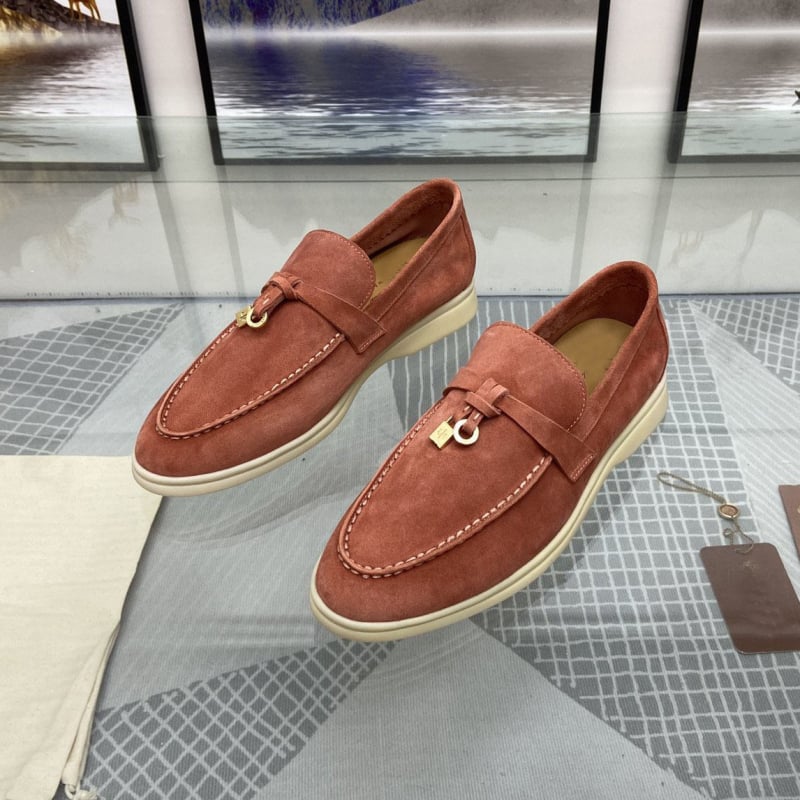 Universālie slip-on loaferi no suēda, aitādas iekšējā odere, gumijas zole, apaļa purns