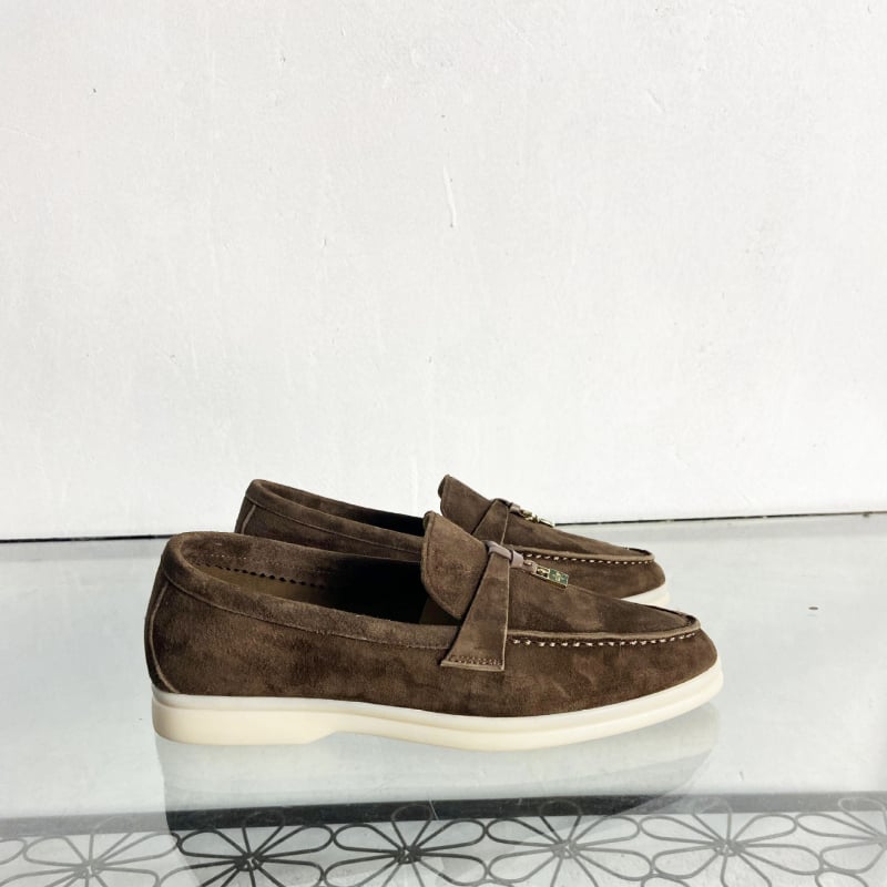 Universālie slip-on loaferi no suēda, aitādas iekšējā odere, gumijas zole, apaļa purns