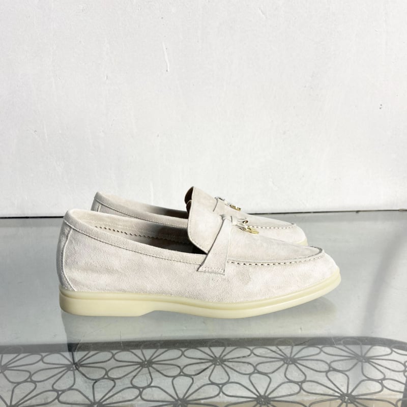 Universālie slip-on loaferi no suēda, aitādas iekšējā odere, gumijas zole, apaļa purns