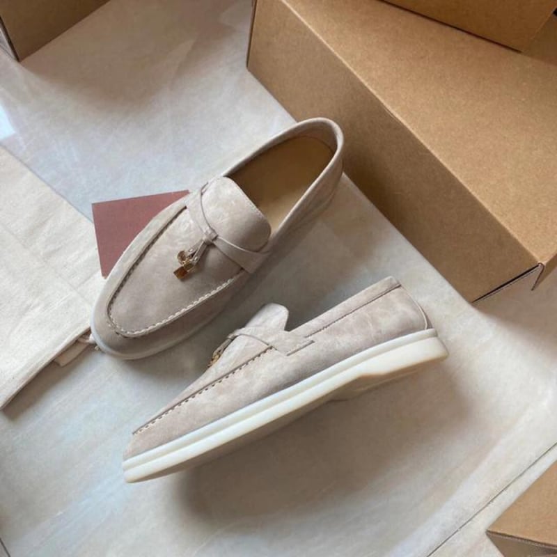 Universālie slip-on loaferi no suēda, aitādas iekšējā odere, gumijas zole, apaļa purns