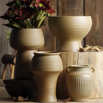 Keramikas ziedu pods, uz grīdas, vienkāršs stils, mājas dārzkopība