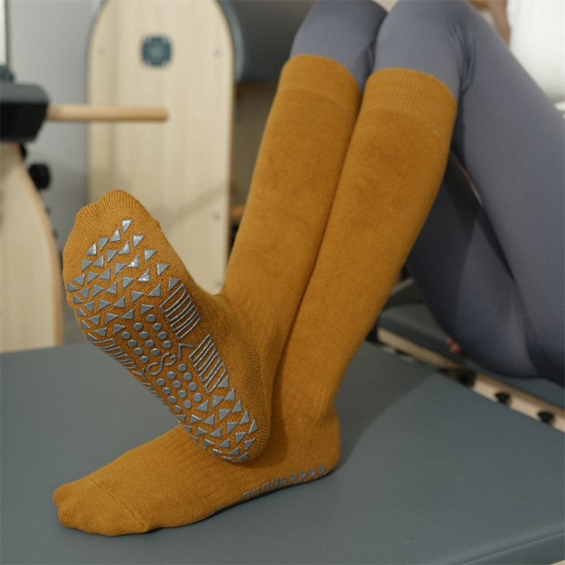 Kokvilnas neslīdošas jogas zeķes ar augstu galu, sievietēm 18-40 g., rudens-zima, 70-80% kokvilnas