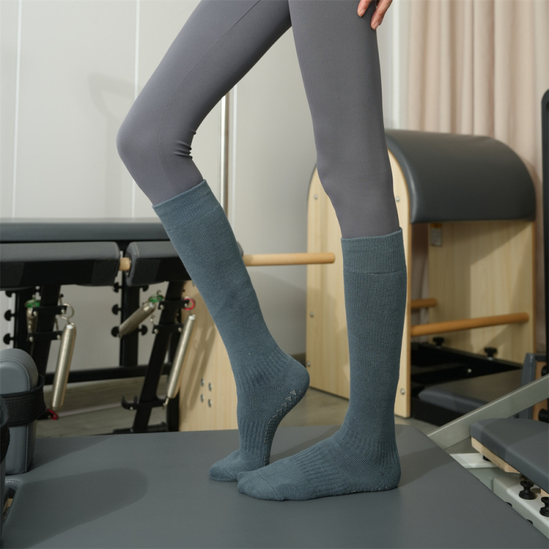 Kokvilnas neslīdošas jogas zeķes ar augstu galu, sievietēm 18-40 g., rudens-zima, 70-80% kokvilnas