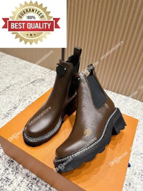 Vyriniai Martin batai su apvaliu nosimi, priekyje raišteliai, stora padas, vidutinio aukščio kulnas 6–8 cm, viršus iš karvės odos.