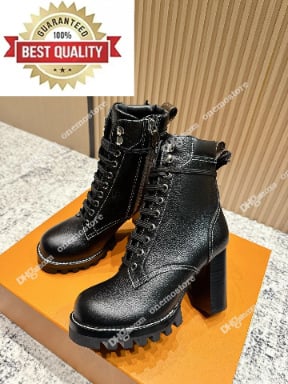 Vyriniai Martin batai su apvaliu nosimi, priekyje raišteliai, stora padas, vidutinio aukščio kulnas 6–8 cm, viršus iš karvės odos.