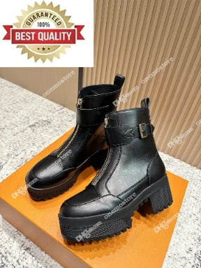 Vyriniai Martin batai su apvaliu nosimi, priekyje raišteliai, stora padas, vidutinio aukščio kulnas 6–8 cm, viršus iš karvės odos.