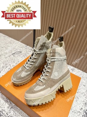 Vyriniai Martin batai su apvaliu nosimi, priekyje raišteliai, stora padas, vidutinio aukščio kulnas 6–8 cm, viršus iš karvės odos.