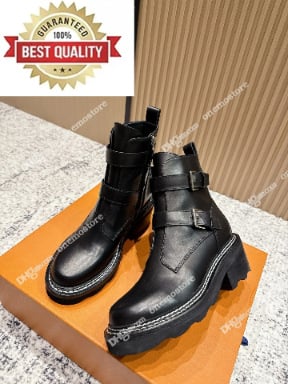 Vyriniai Martin batai su apvaliu nosimi, priekyje raišteliai, stora padas, vidutinio aukščio kulnas 6–8 cm, viršus iš karvės odos.