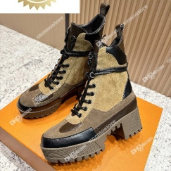 Vyriniai Martin batai su apvaliu nosimi, priekyje raišteliai, stora padas, vidutinio aukščio kulnas 6–8 cm, viršus iš karvės odos.