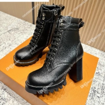 Vyriniai Martin batai su apvaliu nosimi, priekyje raišteliai, stora padas, vidutinio aukščio kulnas 6–8 cm, viršus iš karvės odos.