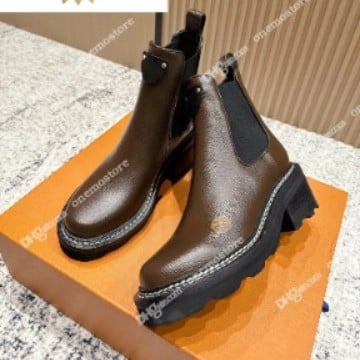 Vyriniai Martin batai su apvaliu nosimi, priekyje raišteliai, stora padas, vidutinio aukščio kulnas 6–8 cm, viršus iš karvės odos.