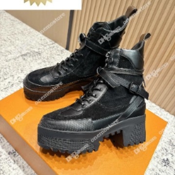 Vyriniai Martin batai su apvaliu nosimi, priekyje raišteliai, stora padas, vidutinio aukščio kulnas 6–8 cm, viršus iš karvės odos.