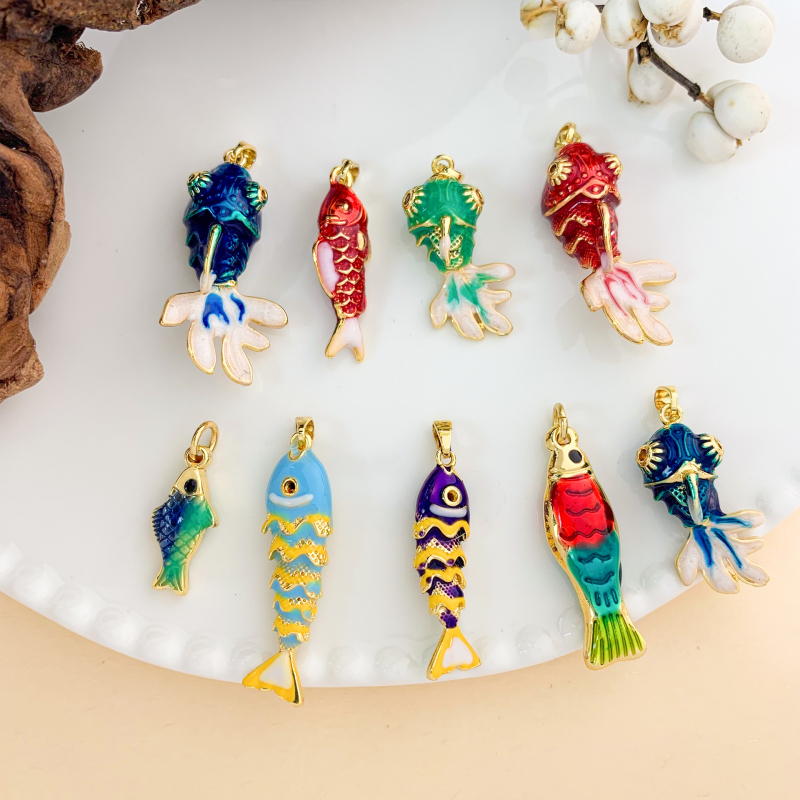 Varinis pakabukas su tikru auksiniu paviršiumi, koi žuvies motyvas, mados stilius