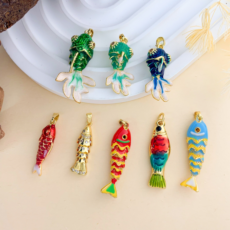 Varinis pakabukas su tikru auksiniu paviršiumi, koi žuvies motyvas, mados stilius