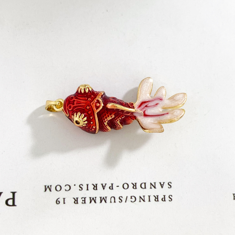 Varinis pakabukas su tikru auksiniu paviršiumi, koi žuvies motyvas, mados stilius