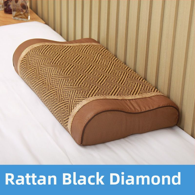 Medvilninis pagalvių užvalkalas, paprasto audimo (plokščio pynimo) audinys, reaktyvus dažymas, šiuolaikiškas minimalistinis stilius.