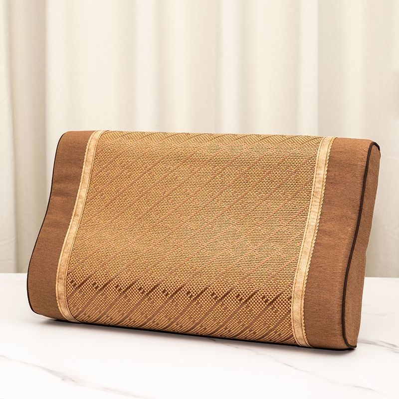 Medvilninis pagalvių užvalkalas, paprasto audimo (plokščio pynimo) audinys, reaktyvus dažymas, šiuolaikiškas minimalistinis stilius.